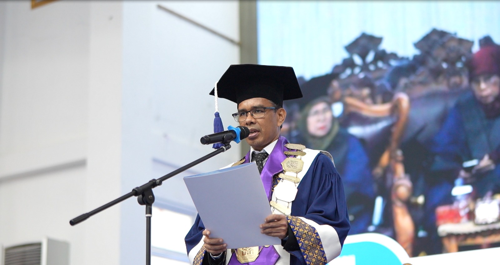   Rektor UIN M.Yunus Batusangkar Prof. Delmus Puneri Salim, Ph.D saat memberi sambutan. (Chandra antoni)
